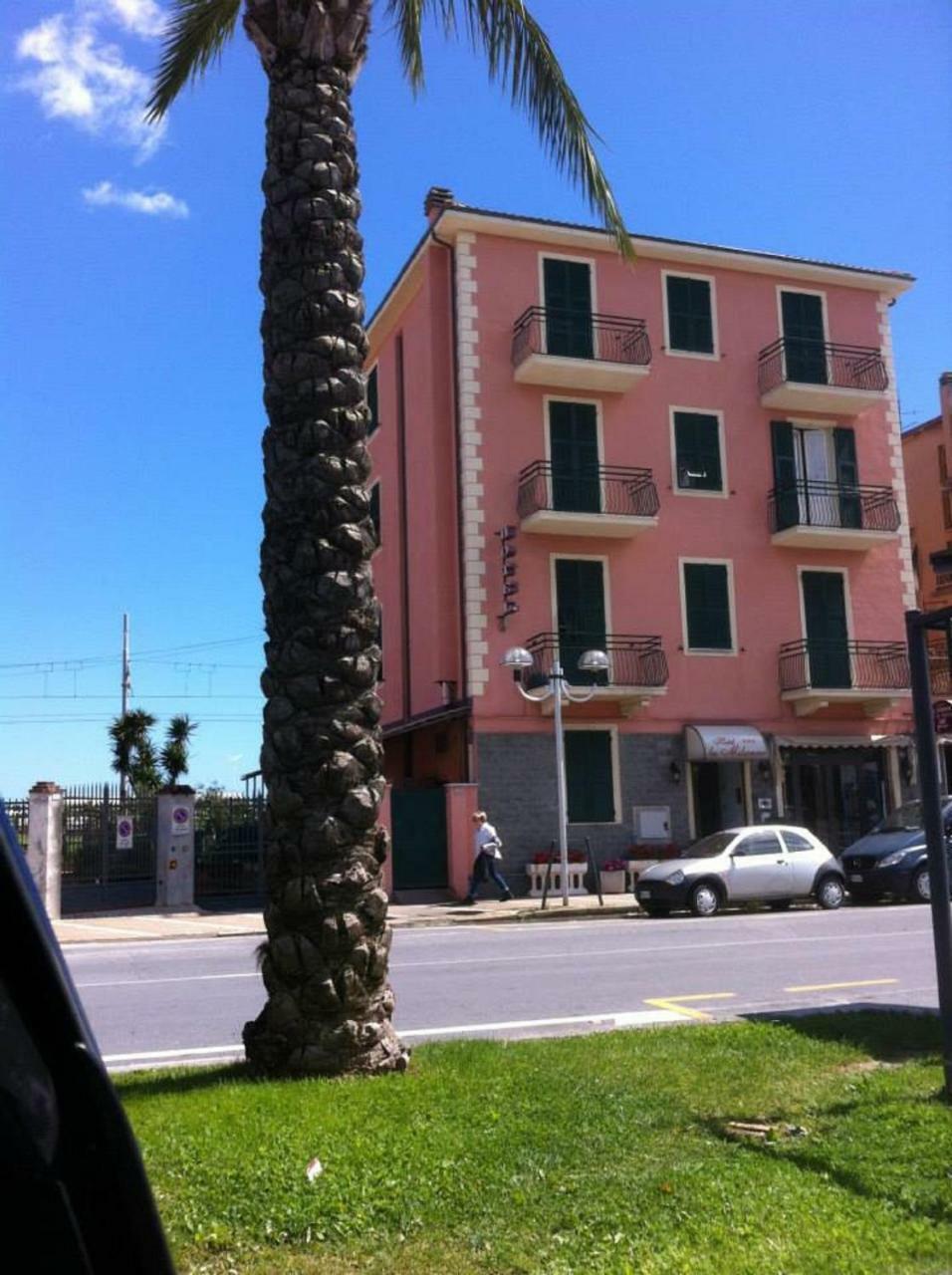 Hotel La Milanese Pietra Ligure Exterior foto