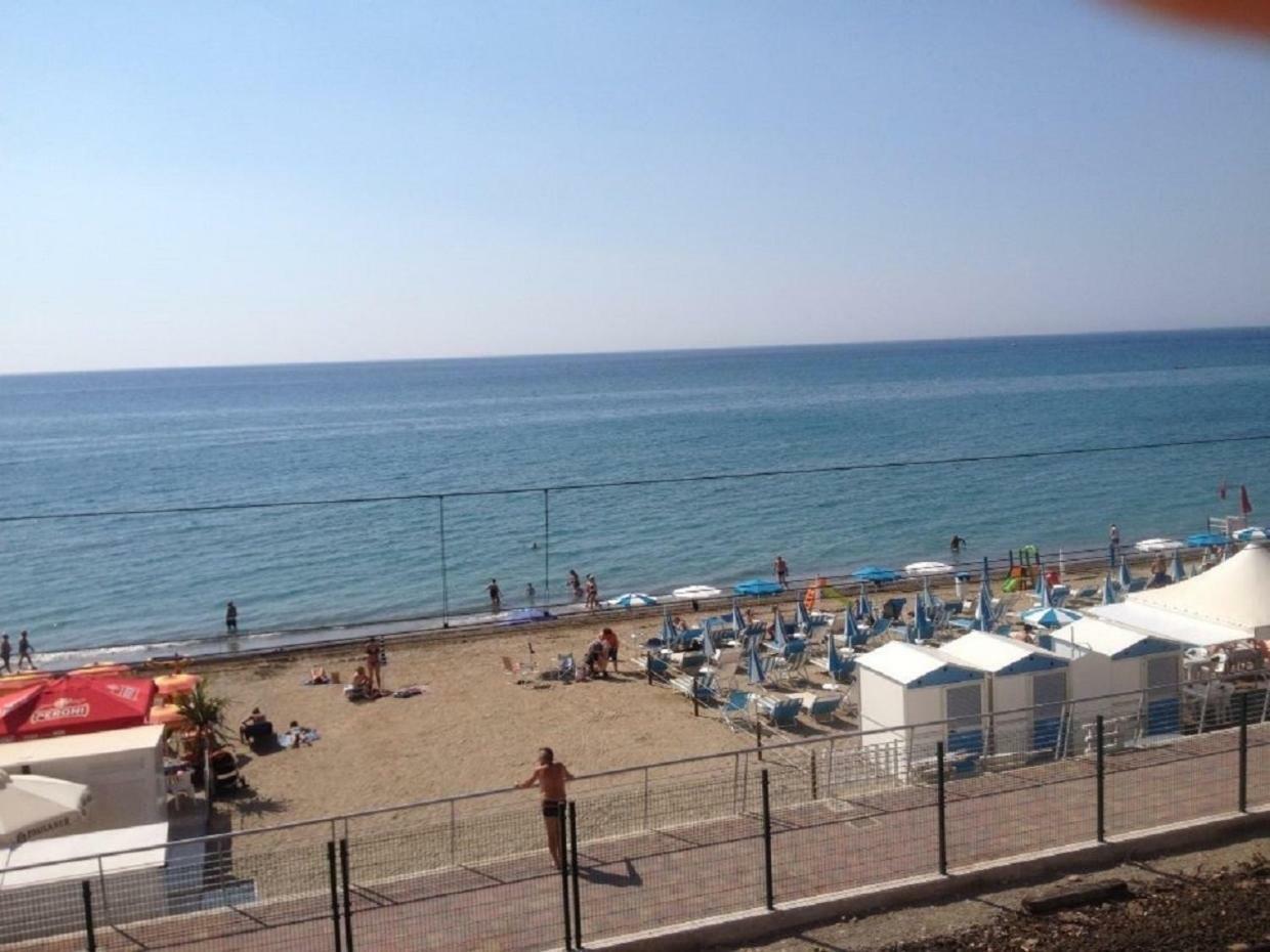 Hotel La Milanese Pietra Ligure Exterior foto